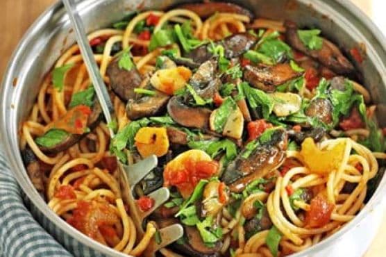 Spicy spaghetti with garlic mushrooms
