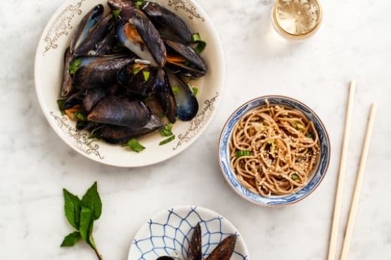 sake-steamed mussels