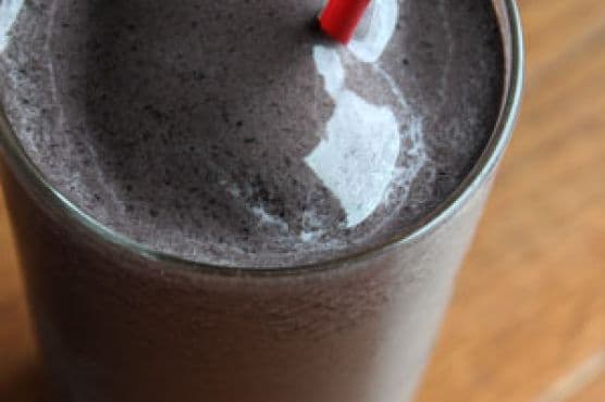 Dark Chocolate Blueberry Protein and Spinach Smoothie