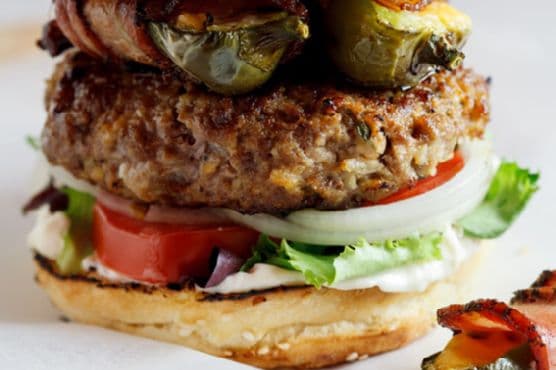 Jalapeño popper burgers