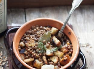 Spelt and roveja soup with thyme