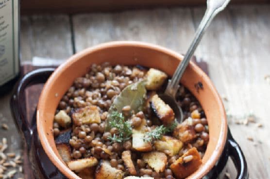 Spelt and roveja soup with thyme