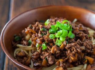 Taiwanese Noodles with Meat Sauce (Taiwanese Spaghetti)