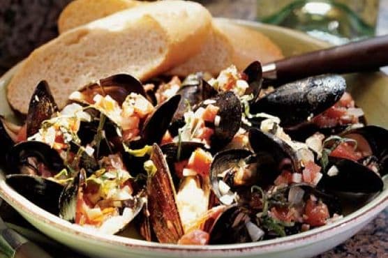 Mussels in Tomato-Basil Wine Sauce